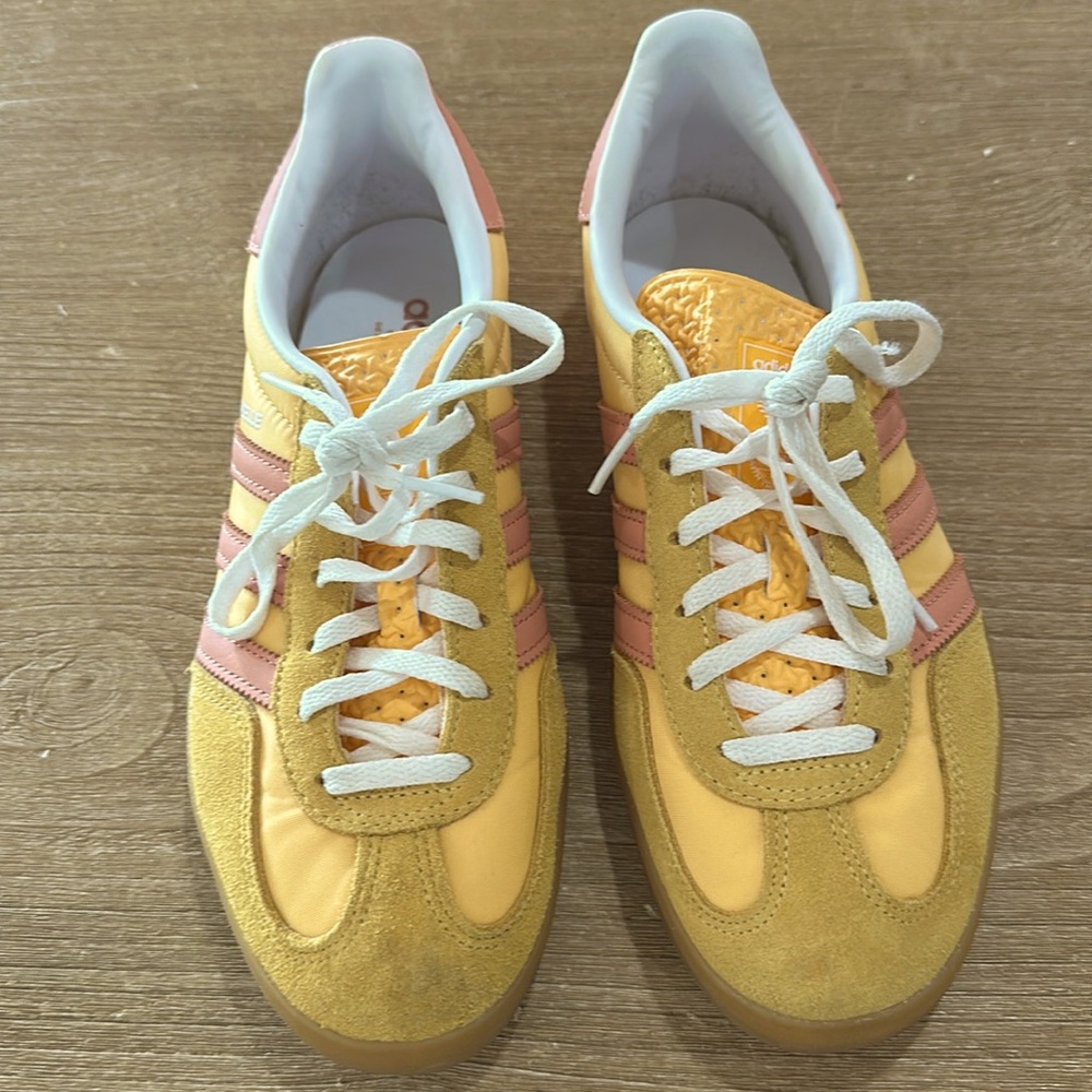 Fits sz 8 Adidas Gazelle Indoor Sneaker in Spark Wonder / Clay